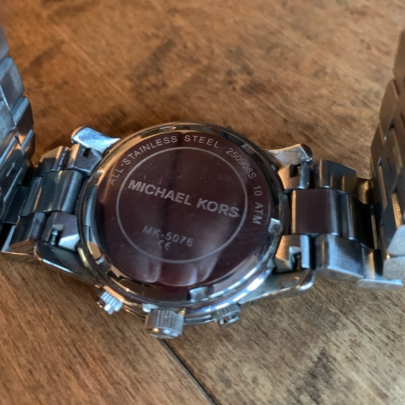 Micheal Kors MK 5076 ~ Excellent Used Condition - Picture 3 of 3